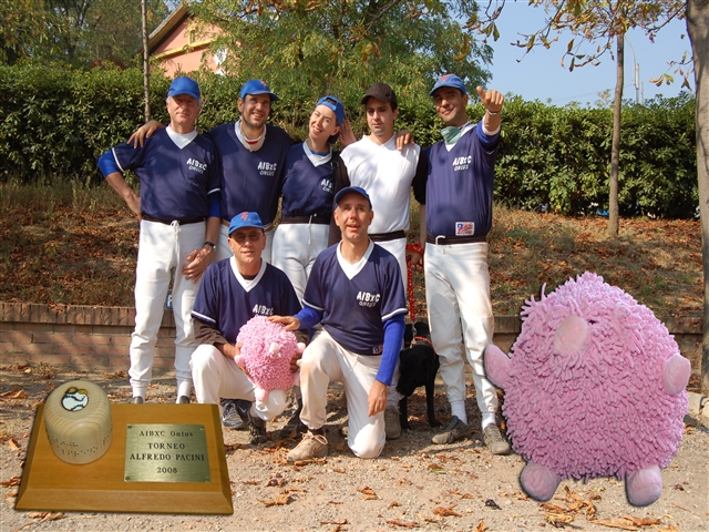 Foto di gruppo dei lampi, con il trofeo e la maialina, nuova mascotte della squadra!
